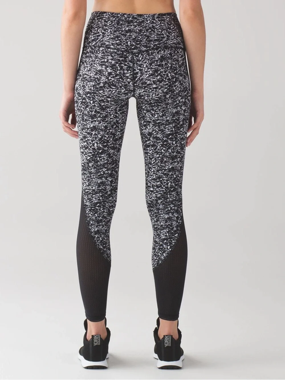 Lululemon Deep Breath Tight Iced Wave White Black Size 6